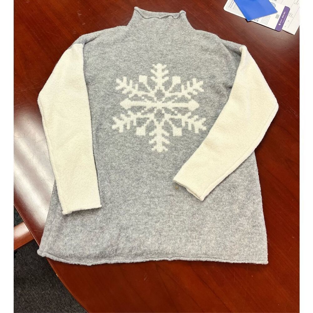 Cupcakes and Cashmere Gray & Cream Snowflake Mock Neck Sweater sz M